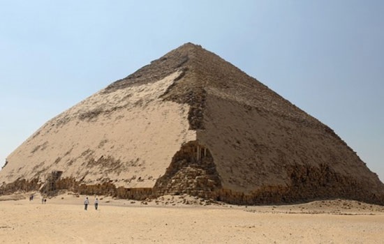 Египет представляет 2 древние пирамиды и коллекцию артефактов, ранее не доступных для туристов