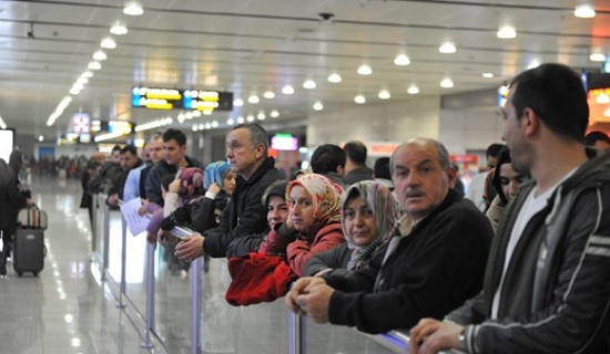 Турецкие гиды рассказали, как обходят запрет на встречу туристов с табличками в аэропорту Стамбула