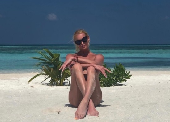 На пляже в Мальдивах Волочкова дефилирует в пикантном бикини и упражняется в шпагате