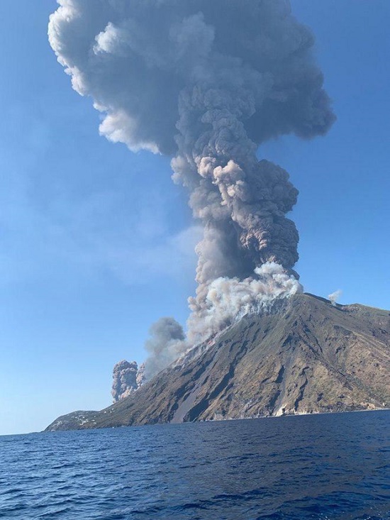 Вулканический пепел накрыл Стромболи в Италии