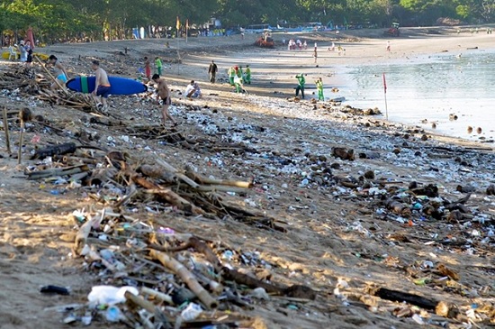 Пляжи Бали превратились в мусорные свалки: в чем же причина?