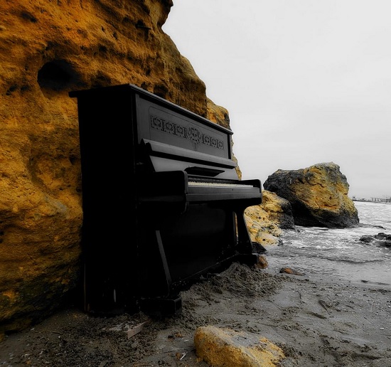 В Одессе установили пианино прямо на пляже