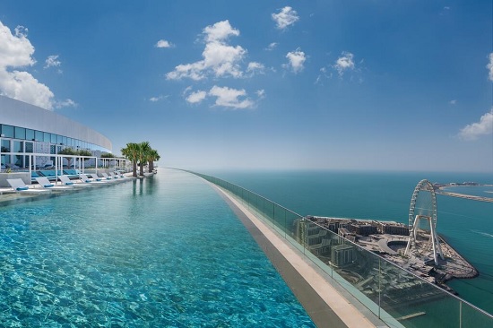 Панорамный бассейн гостиницы в Дубае стал мировым рекордсменом