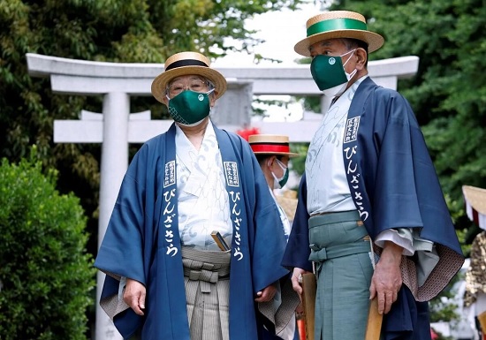 В Токио сотни жителей собрались, чтобы "потрясти" духов
