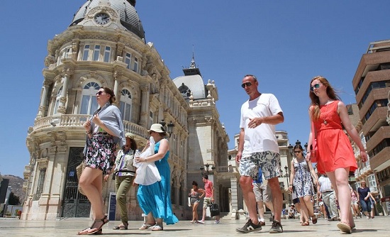 Испания будет платить внутренним туристам по 600 евро