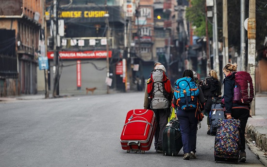 Российские туристы срочно покидают Непал