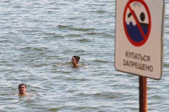 Власти Крыма пытаются бороться с нарушителями запрета на купание
