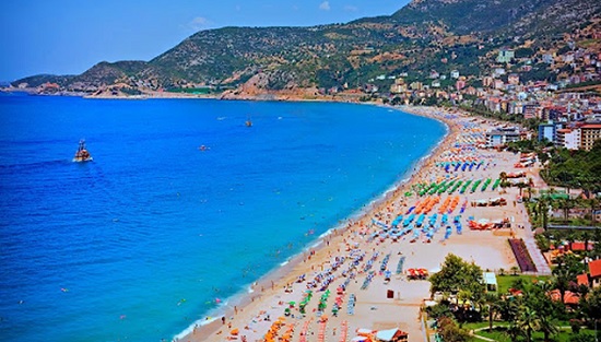 Путевки в Турцию упали в цене почти втрое: туристы едут на курорт по второму кругу