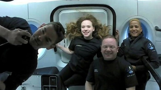 Космические туристы в капсуле приземлились на землю