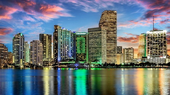 Город Маями в США. Финансовый центр посреди пляжей
