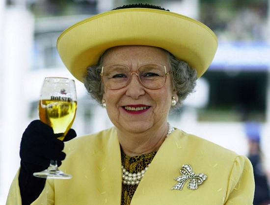 Врачи королевы Елизаветы II запрещают ей принимать алкоголь