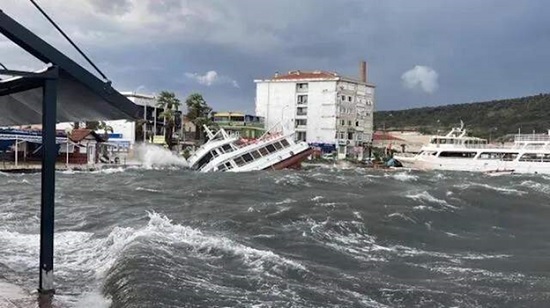 На Турцию обрушился ураган. Есть пострадавшие