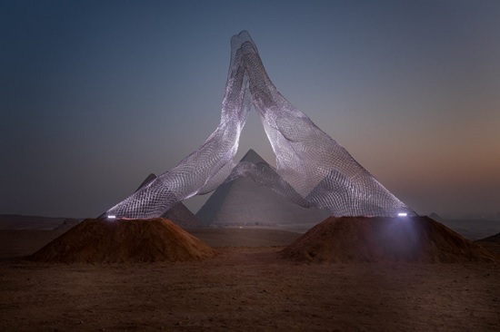 В Египте, на фоне пирамид, открылась оригинальная выставка