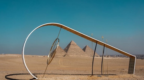 В Египте, на фоне пирамид, открылась оригинальная выставка