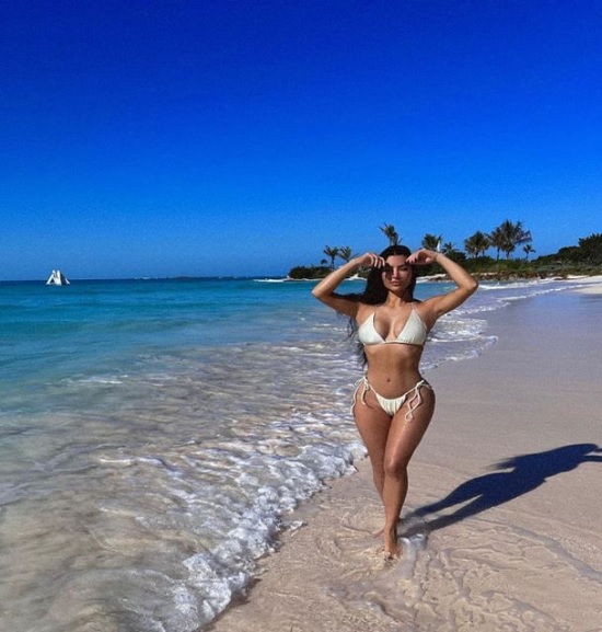 Ким Кардашьян показала идеальную фигуру на пляже