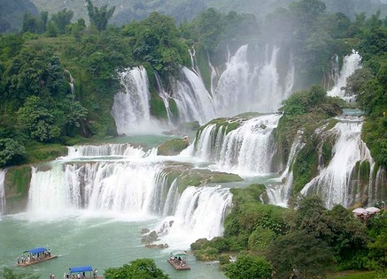 Невероятное место, где сливаются два водопада