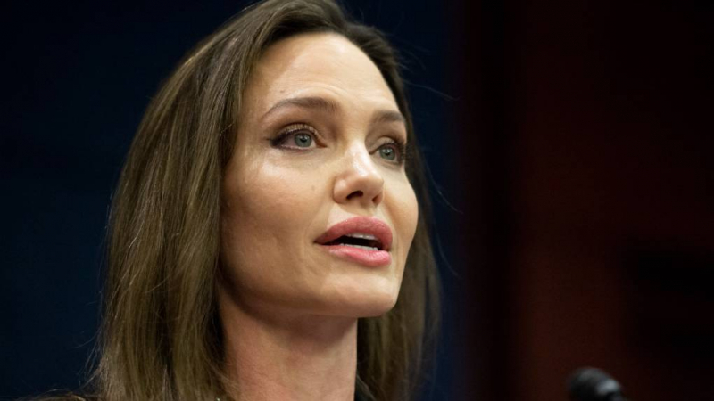 Анджелина Джоли планирует устроить разборки с новой пассией Брэда Питта