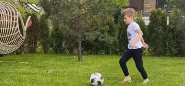 «Аршавин здесь больше не нужен»: Юлия Барановская продемонстрировала игру в футбол с младшим сыном