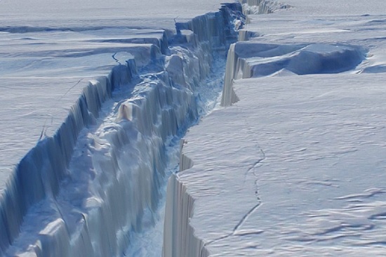 Огромный айсберг размером с Лондон откололся в Антарктиде и уже на 150 метров отдалился от места раскола