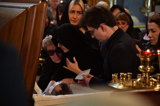 «Любимая, как дела»: Диану Гурцкую пришлось держать на руках на похоронах мужа