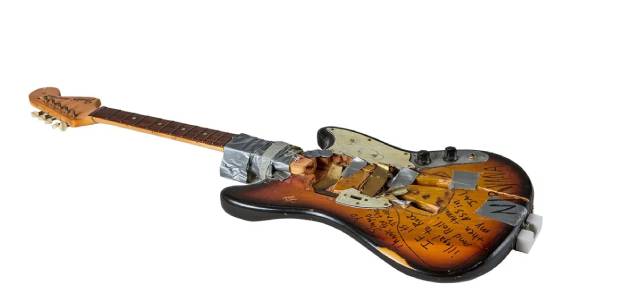 Ушел за большими деньгами: сломанная гитара Курта Кобейна продана