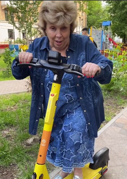 77-летняя поэтесса Лариса Рубальская освоила новый вид транспорта - получилось эпично