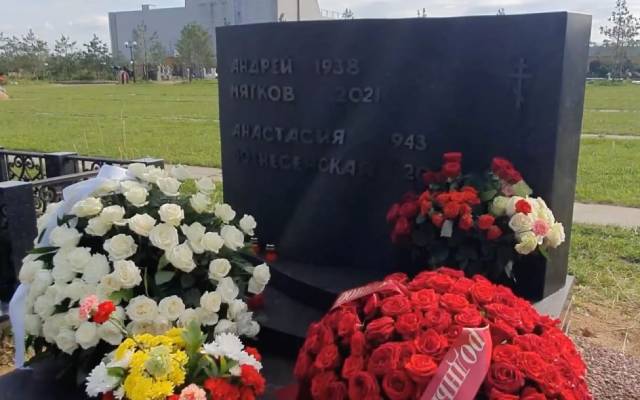 Хуже и не придумаешь: памятник на могиле Мягкова и Вознесенской шокировал людей на кладбище