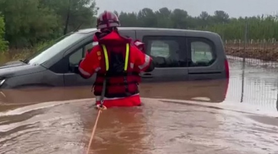 Проливные дожди обрушились на Испанию: людям рекомендуют оставаться в домах