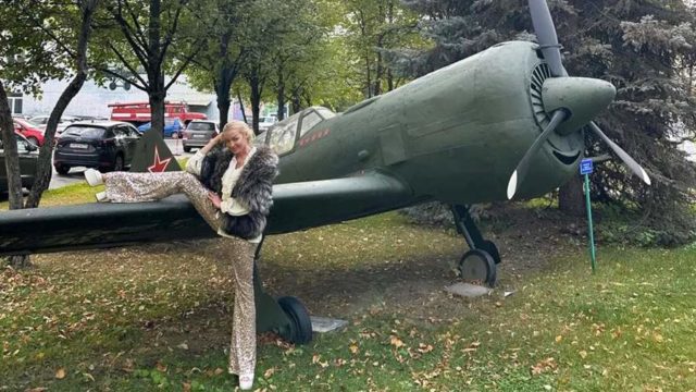 Коллеги поддержали Волочкову, вытянувшую ноги возле модели самолета ВОВ