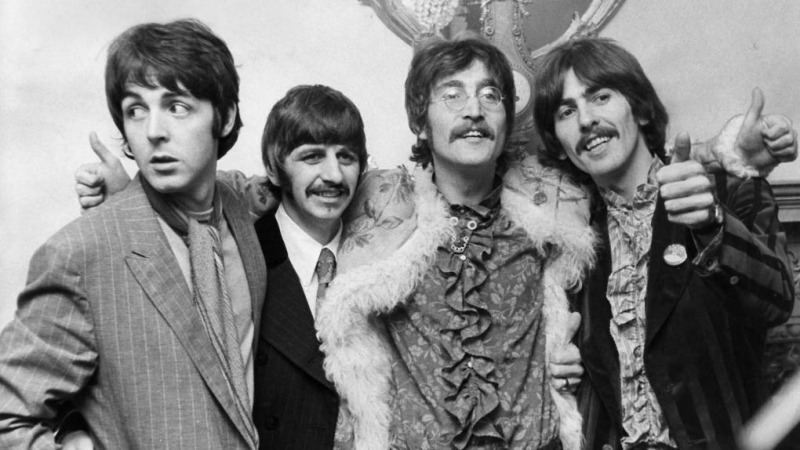Последняя песня The Beatles возглавила чарты