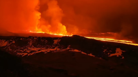 Извержение вулкана на полуострове Рейкьянес: новая угроза для жителей и туристов в Исландии