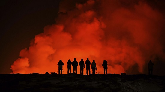 Извержение вулкана на полуострове Рейкьянес: новая угроза для жителей и туристов в Исландии