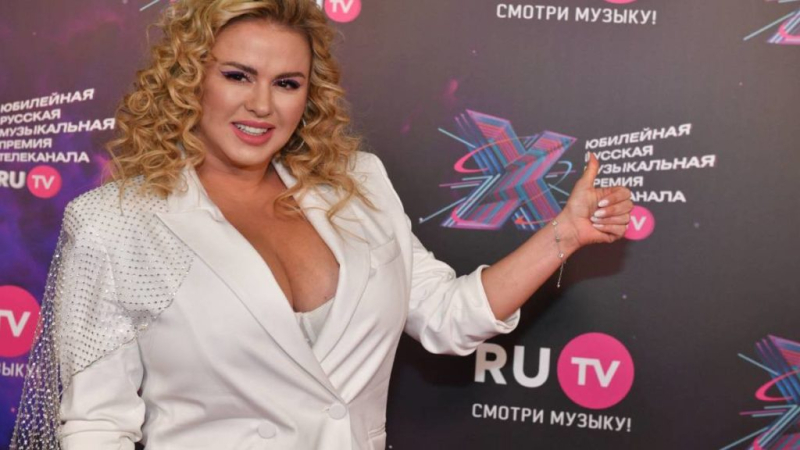 46-летняя Анна Семенович честно призналась, сколько весит ее грудь