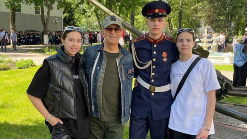 Целовали знамя и подбрасывали фуражки в воздух: внук Александра Буйнова стал выпускником кадетского училища