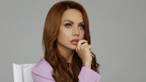 МакSим надела свадебное платье с глубоким вырезом и разрезами до бедра