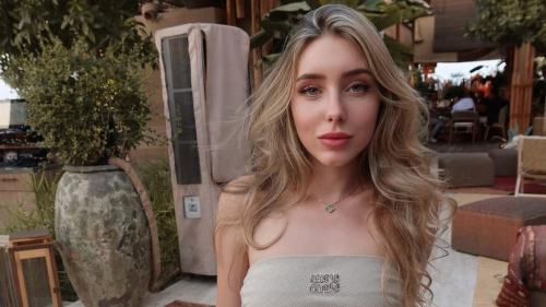 Возлюбленная Павла Дурова опубликовала фотографию, на которой она в бюстгальтере