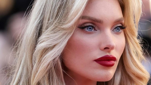 Бывший ангел Victoria's Secret демонстрирует пресс на фото в бюстгальтере