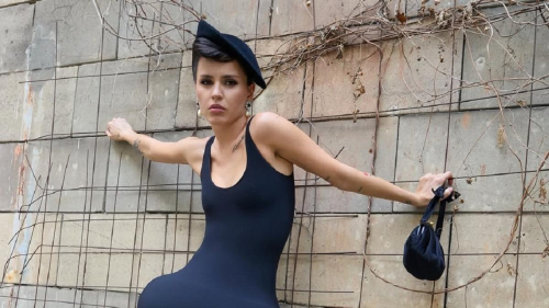 «Модница»: Зиверт надела необычную мини-юбку и шляпу