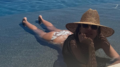 «Самый красивый человек в мире»: Джессика Альба ошеломила поклонников фотографиями в бикини