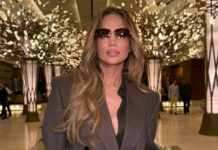 Дженнифер Лопес появилась на обложке журнала в полупрозрачном наряде