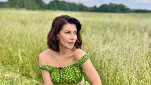 "Глаза как океан": Екатерина Волкова устроила фотосессию в летнем ансамбле в поле