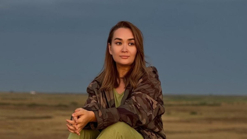 "Мне бы такую невестку": келин Розы Рымбаевой показала, как проходит ее рабочий день