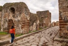 Британскому туристу предъявили обвинение в краже камней