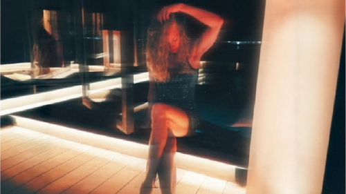 "Самые красивые ноги": Светлана Ходченкова устроила горячую фотосессию