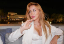 Внучка Маслякова снялась в откровенном корсете с глубоким декольте