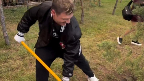 Чапан, домбра и лопата - Ник Картер из Backstreet Boys рассказал о визите в Астану