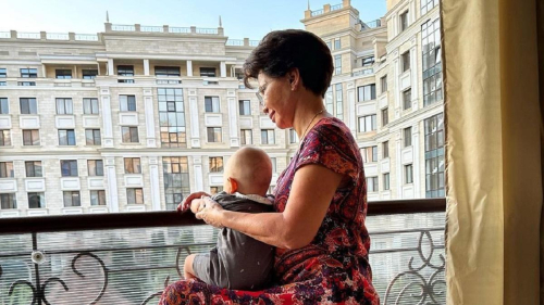 Фото внука Рымбаевой у билборда с ее изображением умилило поклонников певицы