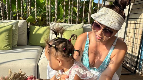 "Где Алиса?": показавшую одну дочь Баян Алагузову забросали вопросами о второй девочке