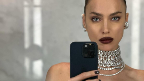 Ирина Шейк сделала селфи в прозрачном платье