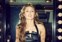 Майли Сайрус попрощалась с летом горячим снимком в бикини